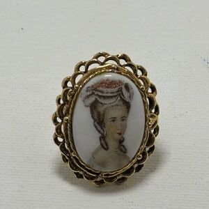 Vintage Elegant Gold toned ceramic Cameo Ring.